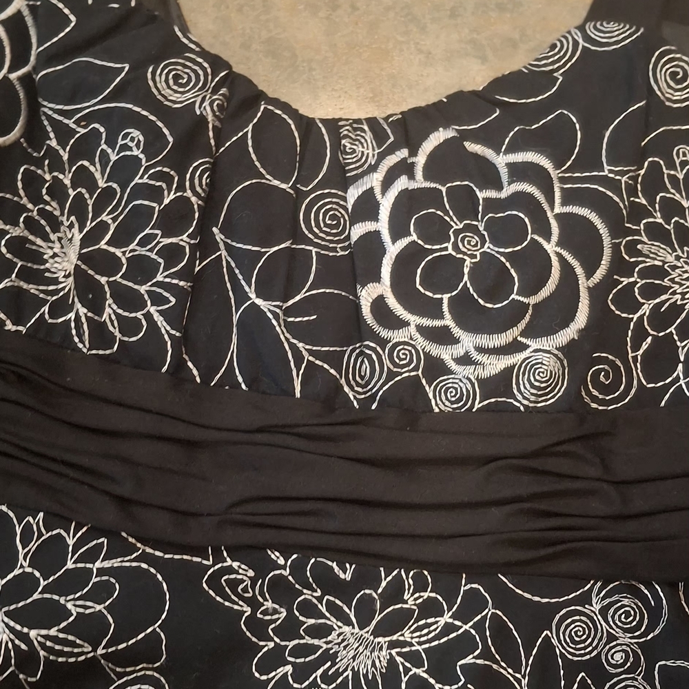 Evan Picone Black/White Dress with White Floral Outline - Picture 5 of 13